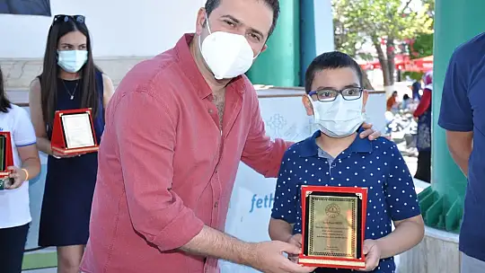 Okuma Yarışmasında başarılı olan öğrencilere hediyeleri törenle takdim edildi