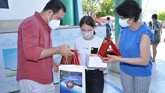 Okuma Yarışmasında başarılı olan öğrencilere hediyeleri törenle takdim edildi