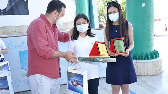 Okuma Yarışmasında başarılı olan öğrencilere hediyeleri törenle takdim edildi