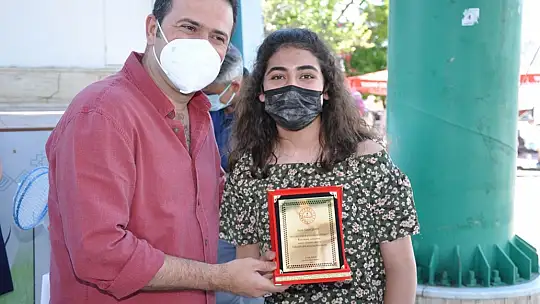 Okuma Yarışmasında başarılı olan öğrencilere hediyeleri törenle takdim edildi