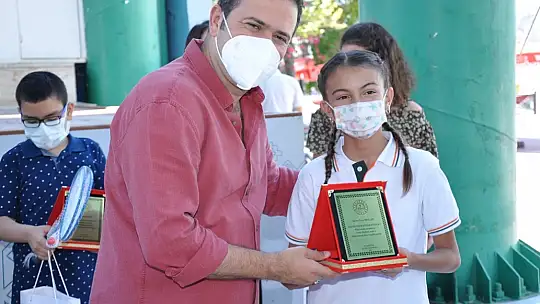 Okuma Yarışmasında başarılı olan öğrencilere hediyeleri törenle takdim edildi
