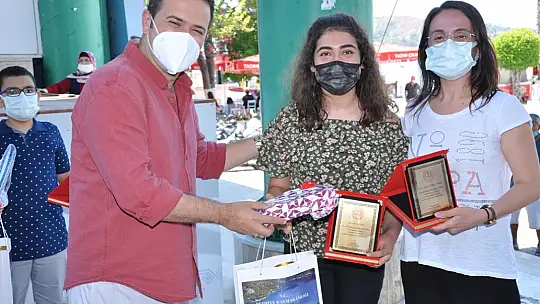 Okuma Yarışmasında başarılı olan öğrencilere hediyeleri törenle takdim edildi