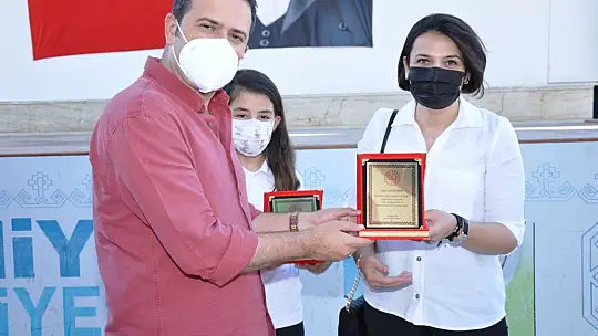Okuma Yarışmasında başarılı olan öğrencilere hediyeleri törenle takdim edildi