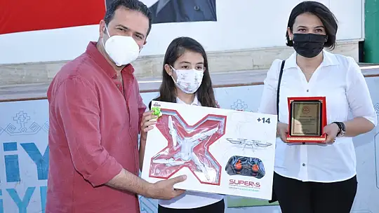 Okuma Yarışmasında başarılı olan öğrencilere hediyeleri törenle takdim edildi