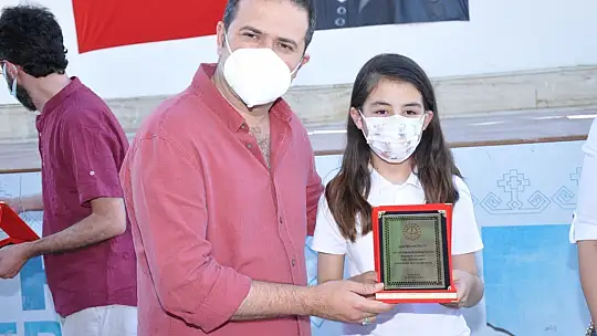 Okuma Yarışmasında başarılı olan öğrencilere hediyeleri törenle takdim edildi