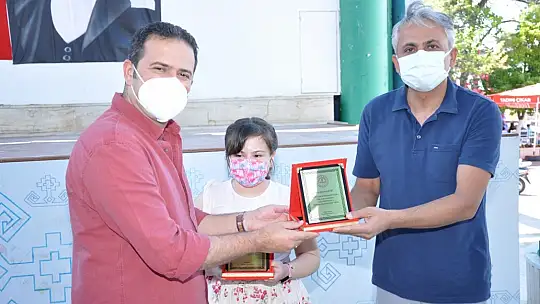 Okuma Yarışmasında başarılı olan öğrencilere hediyeleri törenle takdim edildi