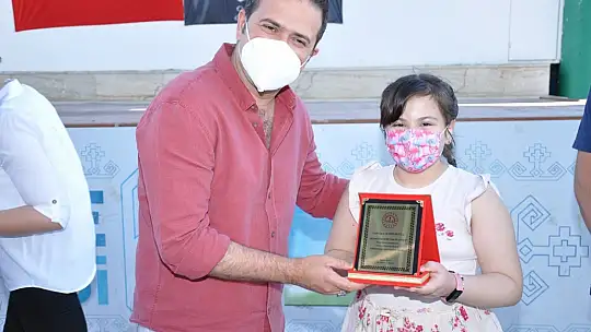 Okuma Yarışmasında başarılı olan öğrencilere hediyeleri törenle takdim edildi