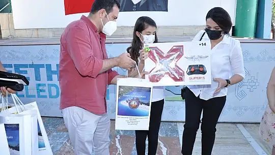 Okuma Yarışmasında başarılı olan öğrencilere hediyeleri törenle takdim edildi