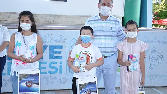 Okuma Yarışmasında başarılı olan öğrencilere hediyeleri törenle takdim edildi