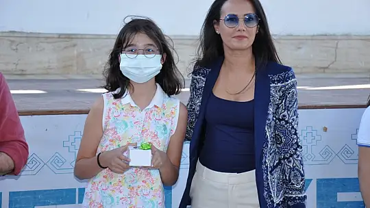Okuma Yarışmasında başarılı olan öğrencilere hediyeleri törenle takdim edildi