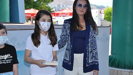 Okuma Yarışmasında başarılı olan öğrencilere hediyeleri törenle takdim edildi