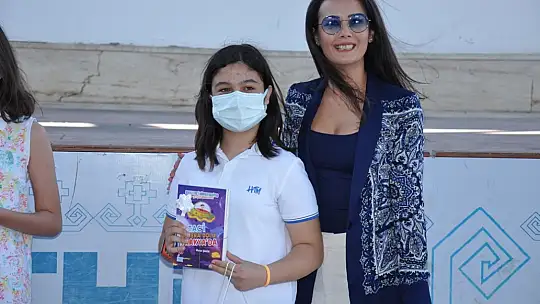 Okuma Yarışmasında başarılı olan öğrencilere hediyeleri törenle takdim edildi