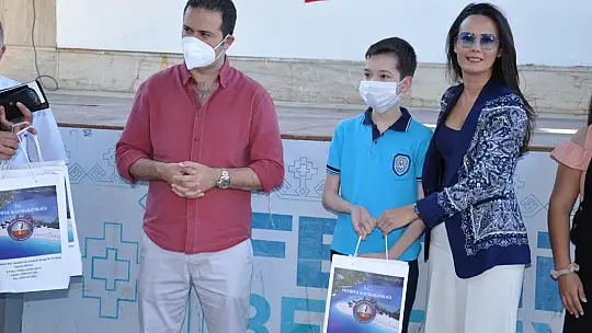 Okuma Yarışmasında başarılı olan öğrencilere hediyeleri törenle takdim edildi