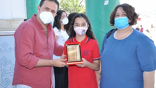 Okuma Yarışmasında başarılı olan öğrencilere hediyeleri törenle takdim edildi