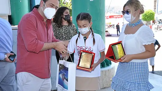 Okuma Yarışmasında başarılı olan öğrencilere hediyeleri törenle takdim edildi