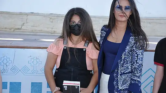 Okuma Yarışmasında başarılı olan öğrencilere hediyeleri törenle takdim edildi