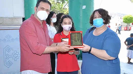 Okuma Yarışmasında başarılı olan öğrencilere hediyeleri törenle takdim edildi
