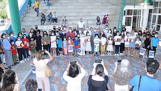 Okuma Yarışmasında başarılı olan öğrencilere hediyeleri törenle takdim edildi