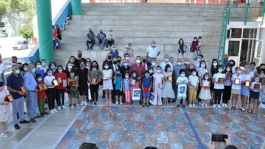 Okuma Yarışmasında başarılı olan öğrencilere hediyeleri törenle takdim edildi