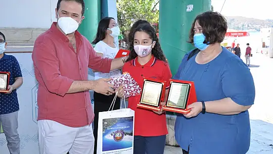 Okuma Yarışmasında başarılı olan öğrencilere hediyeleri törenle takdim edildi