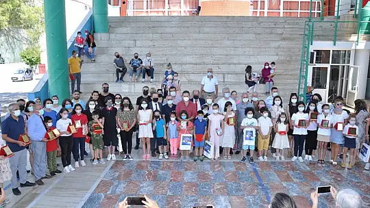 Okuma Yarışmasında başarılı olan öğrencilere hediyeleri törenle takdim edildi