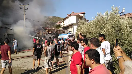 4 katlı mobilya mağazasında yangın