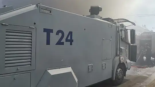 4 katlı mobilya mağazasında yangın