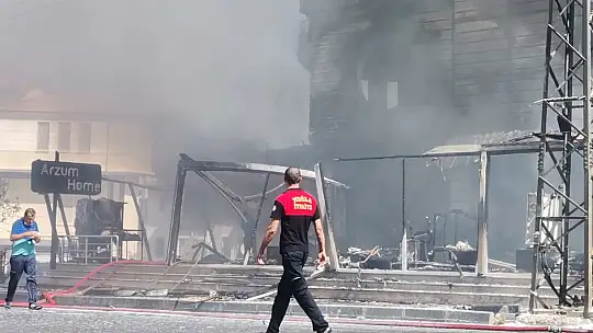 4 katlı mobilya mağazasında yangın