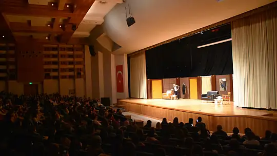 Genç Tiyatrocuların 'Karmakarışık' Oyunu Büyük İlgi Gördü