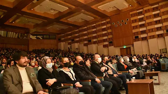 Genç Tiyatrocuların 'Karmakarışık' Oyunu Büyük İlgi Gördü