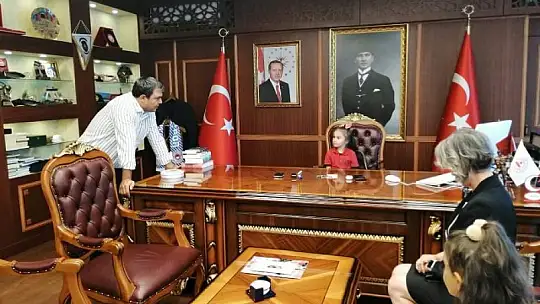 MİNİKLER MAKAM KOLTUĞUNDA