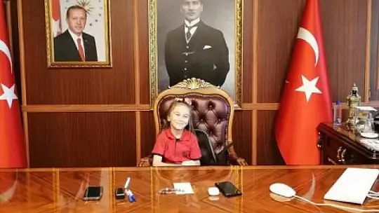 MİNİKLER MAKAM KOLTUĞUNDA