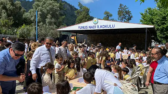 'Haydi Yazalım Gari' projesini imza günü yapıldı