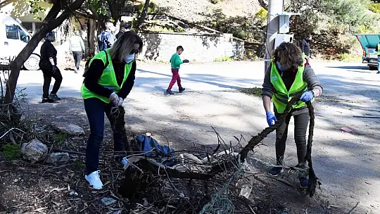 5 bin 600 kg çöp toplandı