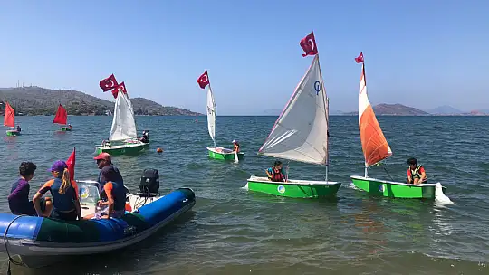 Yelken Kulübü 30 Ağustos'u denizde kutladı