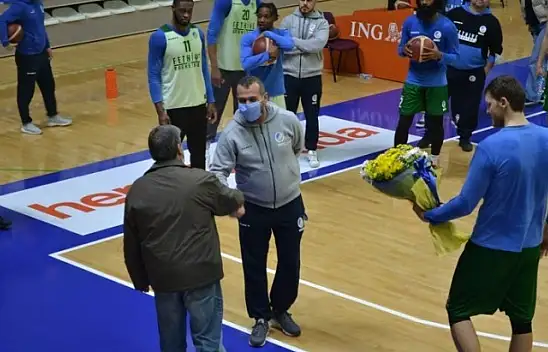 Dernek üyeleri basketbol takımını antrenmanda ziyaret ettiler