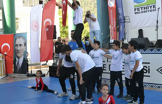 GENÇLER BAYRAMI DOYASIYA KUTLADI