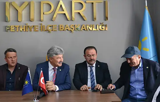 İYİ PARTİ'DE YENİ ROZETLER DAĞITILDI