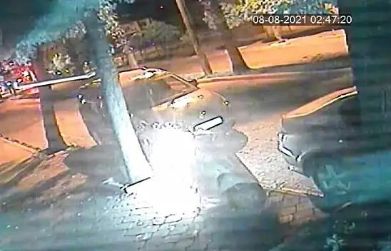 Motosikletin kundaklanma anı saniye saniye güvenlik kamerasında