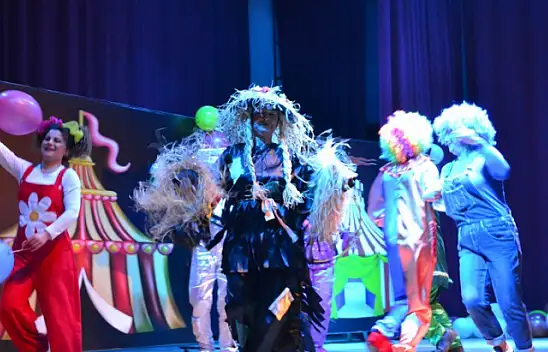 ÖĞRETMENLERDEN TİYATRO GÖSTERİSİ