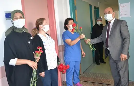 Okulu, 'sağlık çalışanları hayatlarını riske atarak çalışıyorlar'