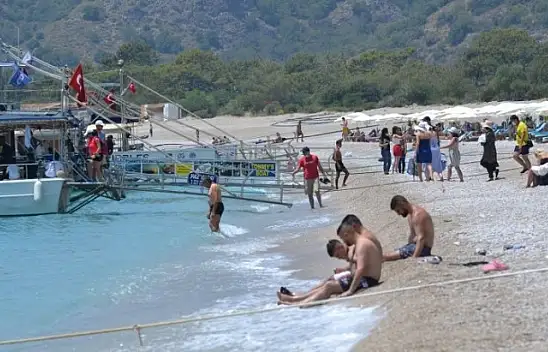 Ölüdeniz'de yerli ve yabancı turistlerden deniz keyfi