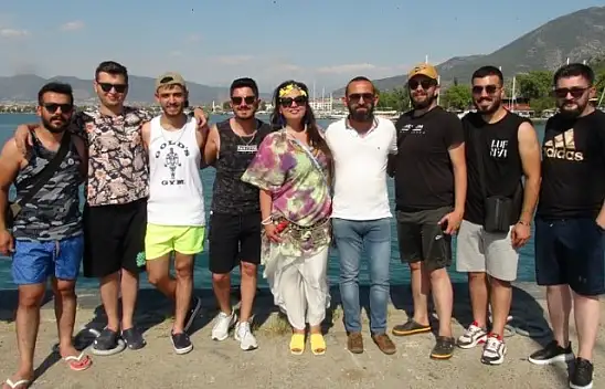 Rıdvan Adede ve arkadaşları, Özlem Balcı ile Fethiye'de eğlenceli bir video çekti