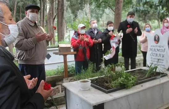 Sanatçı Hamdi Özbay mezarı başında anıldı