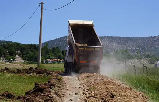 SEYDİKEMER BELEDİYESİ SELDEN BOZULAN YOLLARI HIZLA ONARIYOR