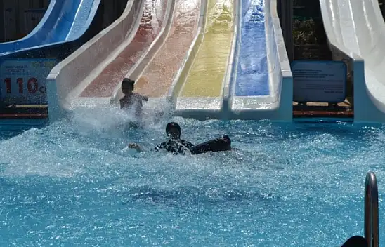 Sıcak havadan bunalanlar soluğu su parklarında aldı