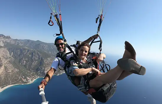 Ünlü Aktris Elizabeth Lanz yamaç paraşütü ile uçtu