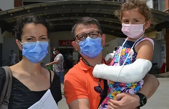 3 yaşındaki çocuğun kolunu köpek parçaladı