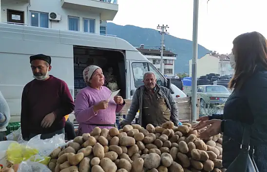 AK Parti kapı kapı gezip, halkı bilgilendirdi