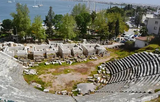 Amfi tiyatro sahipsiz kaldı